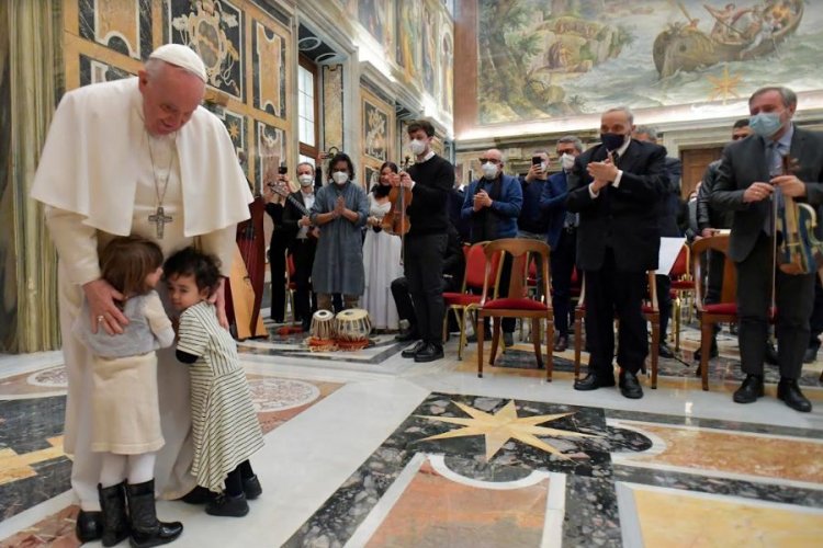 Pope Francis meets Catholic non-profit promoting human dignity through art