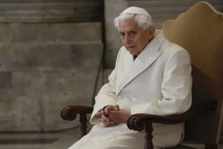 Benedict XVI asks abuse survivors for forgiveness as advisers defend handling of Munich cases