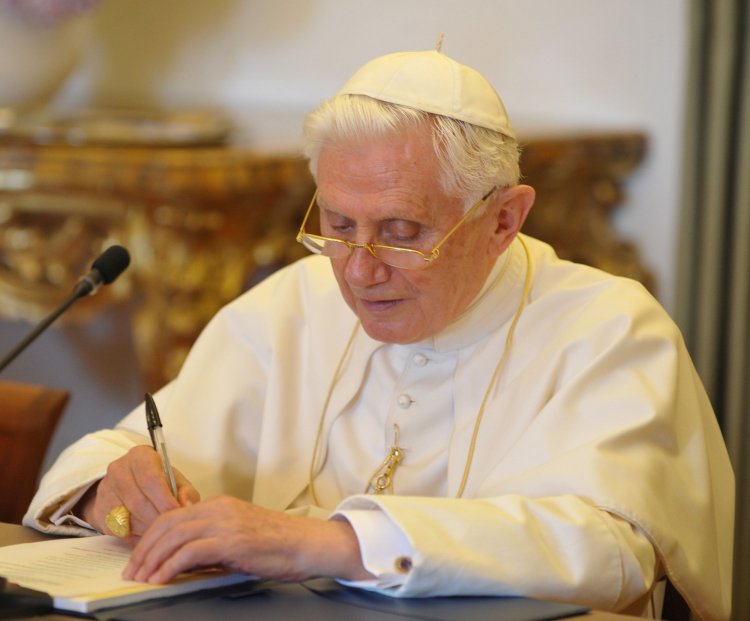 What to do when there's fake news such as the 'death' of Benedict XVI: A priest responds