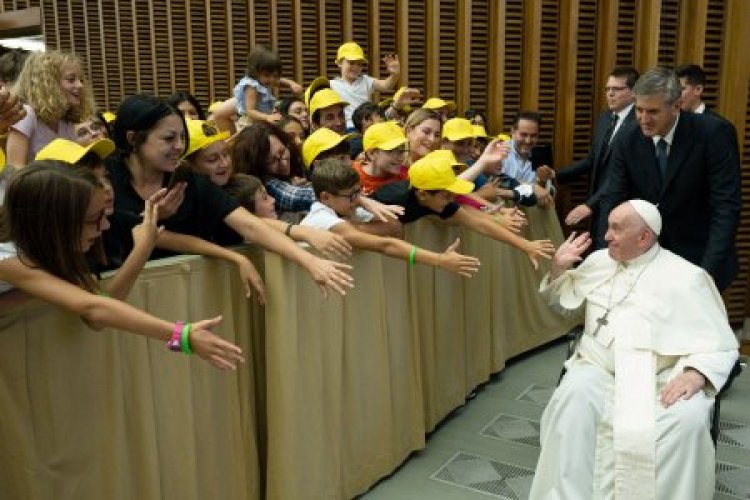 Be seekers of the truth, pope tells Italian pilgrims